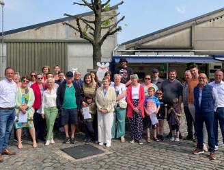 Winnaars ‘Maand van de Markt’ ontvangen prijs op boerenmarkt in Hof ten Henne