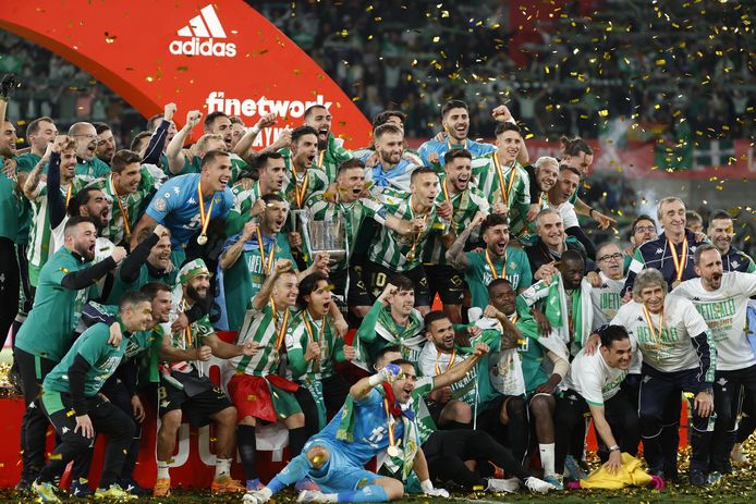 Spelers en staf van Betis vieren samen de bekerwinst