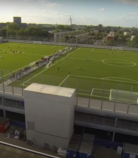Voetbalveld op dak evenementenhal op Borchwerf