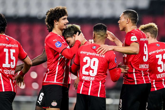 Aanvoerder Ramalho is, net als zijn ploeggenoten, blij met doelpuntenmaker Ritsu Doan.