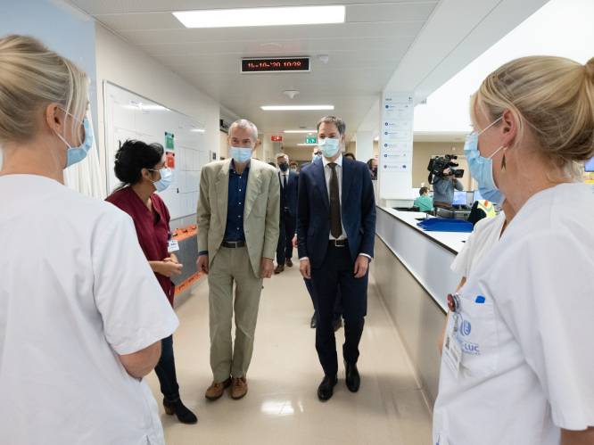 Premier De Croo en minister van Volksgezondheid Vandenbroucke bezoeken Brussels ziekenhuis