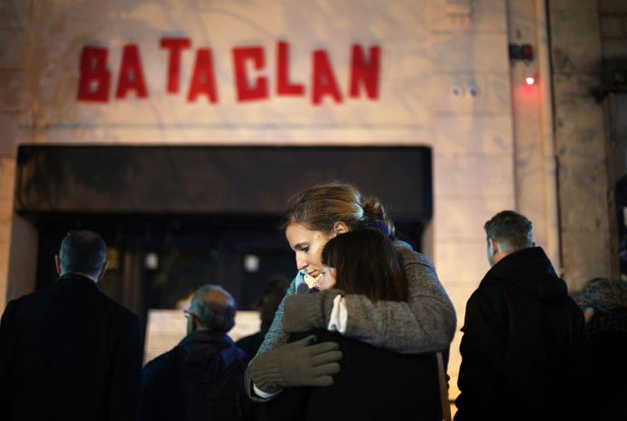 Rouwende Fransen na de aanslag op theater Bataclan.