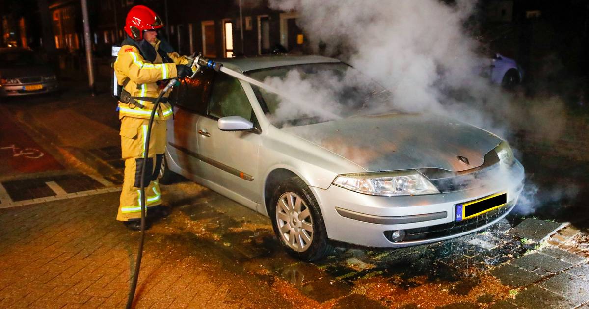 Autobrand in Bennekelstraat in Eindhoven mogelijk aangestoken