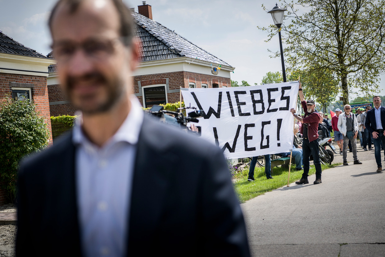 Eric Wiebes, minister van economische zaken op bezoek in Westerwijtwerd.  Beeld Kees van de Veen