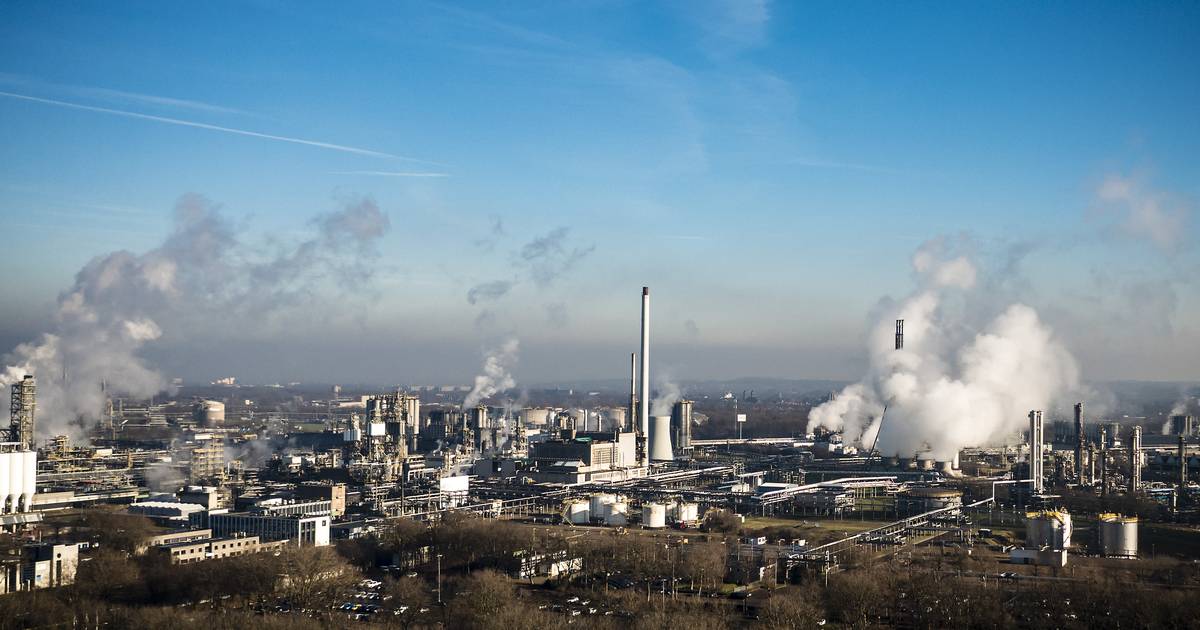 Treinwagons ontspoord na botsing op industrieterrein Chemelot, situatie onder controle.