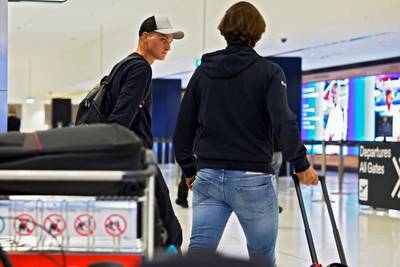 “Mathieu heeft gevoel dat hij land en team in de steek liet”: Van der Poel, die drie jaar lang Australië niet binnen mag, gespot op luchthaven voor terugvlucht