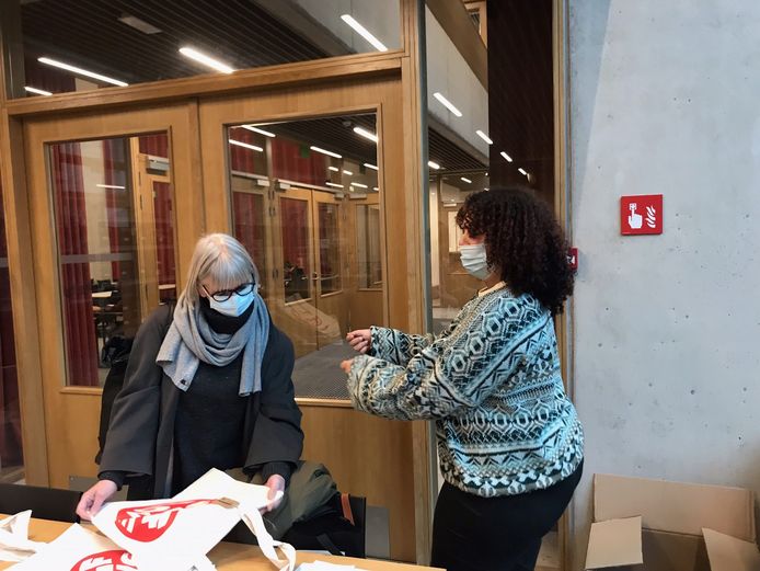Leerlingen van de klas 6 Printmedia van de Technische Scholen Mechelen hebben meer dan duizend euro ingezameld voor De Warmste Week met de verkoop van zelfgemaakte draagtassen.