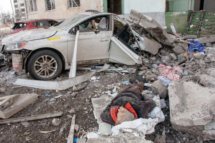 Le corps sans vie d'un homme tué par une attaque à la roquette russe gît parmi les débris, à Kharkiv.