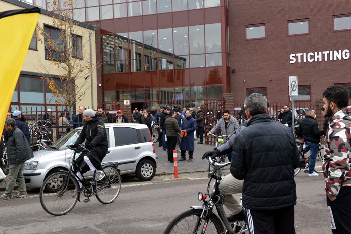 Drukte bij het vrijdaggebed bij de As-Soennah Moskee op vrijdag 16 november.