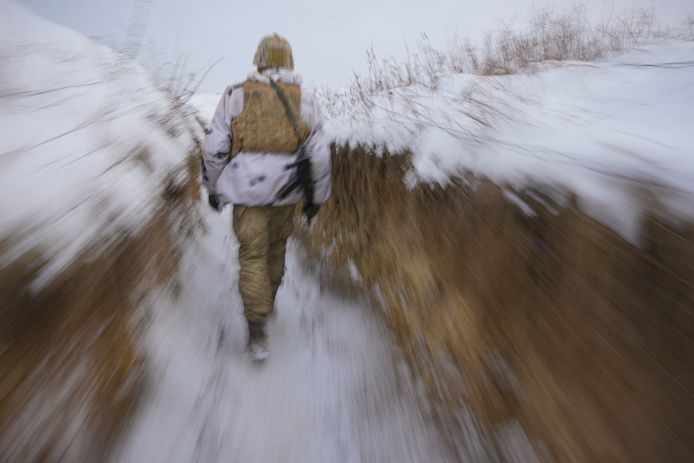Een Oekraïense soldaat in een loopgraaf aan het front in de Luhansk-regio (Oost-Oekraïne).