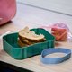 Voedselbonnen en gratis ontbijt: onderwijsinstellingen grijpen zelf in om Amsterdamse jeugd van eten te voorzien
