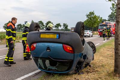 Man slaat met auto over de kop in Made en raakt gewond