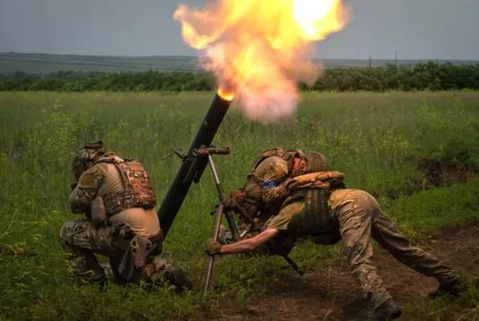 Oekraïense soldaten vuren op de Russische verdedigingslinie in de regio Zaporizja. 