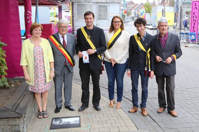 Enkele gemeentemedewerkers bij een van de dertien attentiestenen.