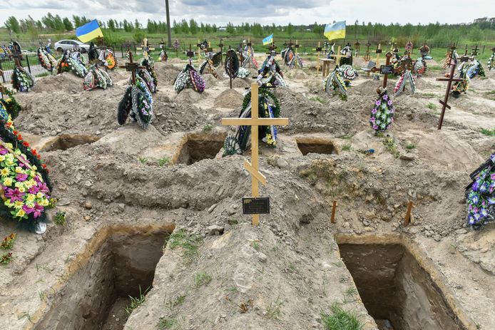 Nieuwe graven op de gemeentelijke begraafplaats van Boetsja. Beeld van 15 mei 2022.