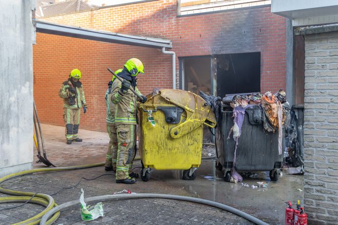 De brandweer Herentals moest een smeulende afvalcontainer gaan blussen.