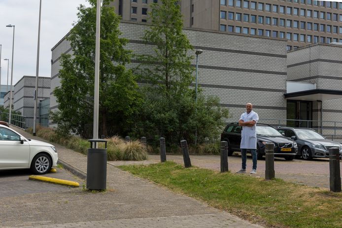Voordat het apparaat er staat moet het ziekenhuis nog worden verbouwd. Er moet een nieuwe ‘bunker’ worden geplaatst, een ruimte met dikke muren tegen de straling en genoeg plek voor het toestel zelf. Een parkeerplaats zal er voor worden opgeofferd. Radiotherapeut Peter-Paul van der Toorn staat op de plek waar het nieuwe apparaat komt te staan.