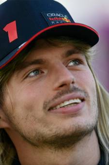 Max Verstappen steelt de show met een blonde pruik, maar waarom eigenlijk?