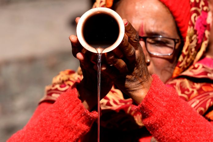 Een Hinduvrouw voert een ritueel uit tijdens de gedeeltelijke zonsverduistering in Kathmandu.