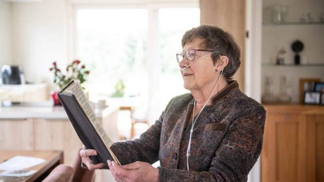 Ondanks longziekte zingt Everdien (74) uren achter elkaar: ‘De zuurstoffles gaat altijd mee’