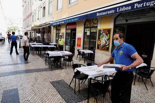 Een kelner aan een restaurant in Lissabon.