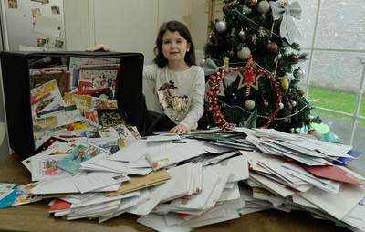 Fenne (7) kreeg al honderden kerstkaartjes opgestuurd… en dat aantal kan nog steeds groeien: “Sommige mensen stuurden haar zelfs cadeautje”
