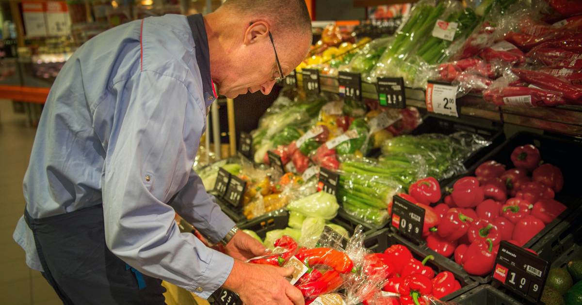 Toezichthouder kijkt naar loonsverhoging bij supermarkten Economie