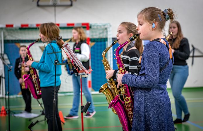 Na maanden van thuis oefenen en online lessen volgen, mogen leden van het jeugddweilorkest Kleintje Spul(t) eindelijk weer samen repeteren.
