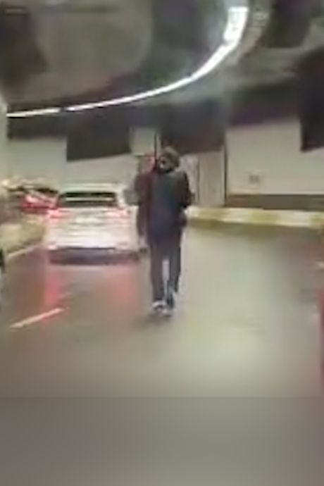 Scène étonnante à Bruxelles: un homme marche au beau milieu du tunnel Belliard 