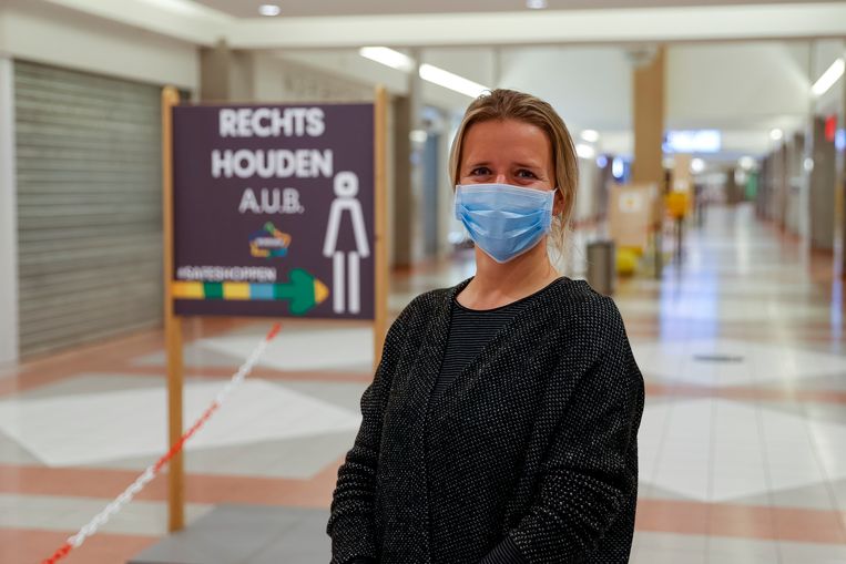General manager Katrien Geysen van het Wijnegem Shopping Center: “Een koppel dat hand in hand door de gangen flaneert, zal daar op aangesproken worden door onze stewards.” Beeld Jan De Meuleneir / Photo News