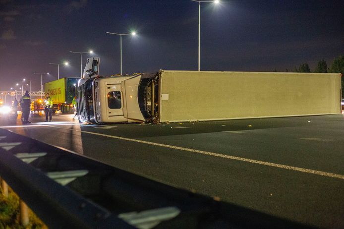 Een vrachtwagen is op de A2 gekanteld, hierdoor is de weg tussen Abcoude en Vinkeveen dicht.