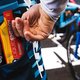 Een gelletje cafeïne voor de broodnodige boost in de finale van de koers