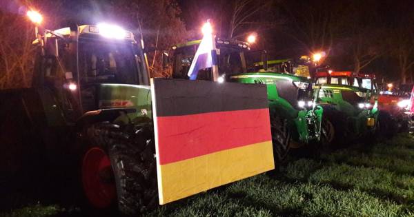LIVE | Wilde actie Gelderse boeren: Achterhoekers willen provinciehuis platleggen, trekkers vanuit W