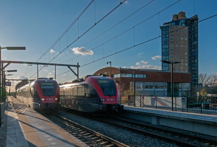 Treinen van Qbuzz bij station Dordrecht-Stadspolders.