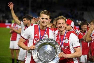 Voetballend Nederland feliciteert Ajax met 34ste landstitel