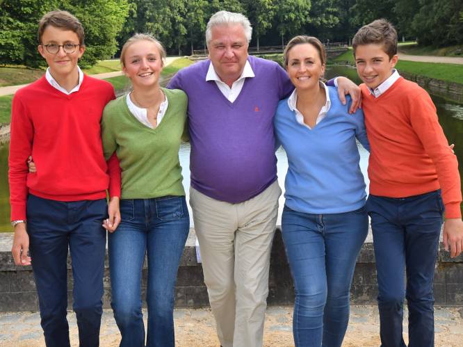 Na jaar vol tegenslag: prins Laurent deelt beste wensen met stralende gezinsfoto