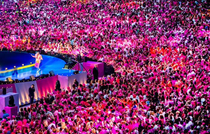 Bezoekers vieren feest tijdens het concert van de Toppers met het thema Pretty in Pink.
