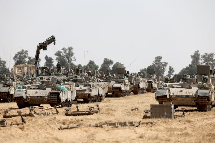 Israëlische soldaten met militaire voertuigen bij de zuidelijke grens met de Gazastrook vlakbij de Palestijnse stad Rafah, op 1 mei 2024.