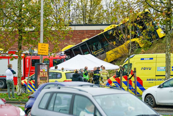 De bus raakte van de busbaan en reed het talud op.