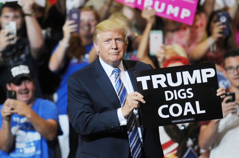 Trump toont zich een grote fan van de kolen­industrie op een meeting in Huntington.   Beeld Chris Jackson