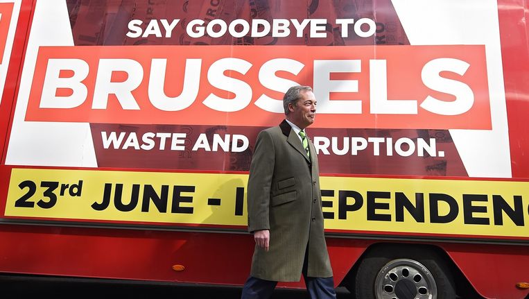 UKIP-leider Nigel Farage loopt voor een bus met daarop de tekst 'zeg dag tegen Brussel'. Beeld Epa