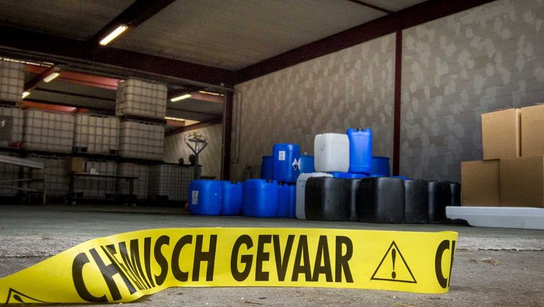 Politieagenten doen onderzoek in een groot drugslaboratorium in Hoogerheide. Beeld anp