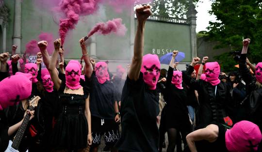 Pussy Riot-lid zegt dat Russische geheime dienst haar dwong activisten te bespioneren en mee te werken aan moordplan