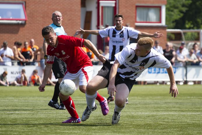 Ron Smit (rechts] in duel tijdens de wedstrijd in 2018, waar Enter Vooruit kampioen werd in Hulsen.