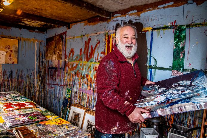 Joop Verhagen in zijn atelier aan de Hoefstraat in Tilburg
