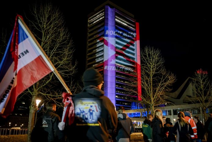 Drie actieclubs demonstreerden vorige week bij het provinciehuis in Den Bosch. Op het gebouw werd de tekst #STEMZEWEG geprojecteerd.