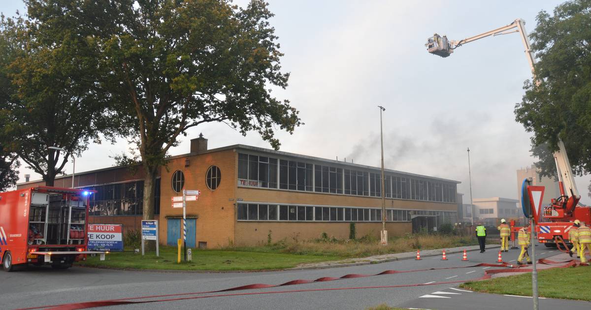 Grote brand in leegstaand fabriekspand Vollenhove snel onder controle