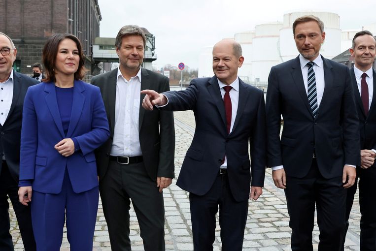 Sociaal-democraat Olaf Scholz (wijzend) met vanaf links: Groenen-leiders Annalena Baerbock en Robert Habeck en FDP-leider Christian Lindner. Beeld Reuters
