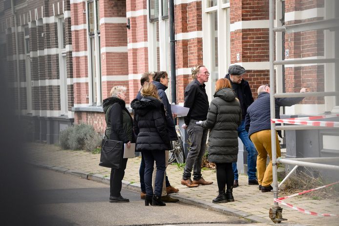 Rechters, juristen, advocaten, experts, huurders en eigenaar inspecteren het pand Adastraat 26. De stellage is voor onderhoud aan het naastgelegen pand.