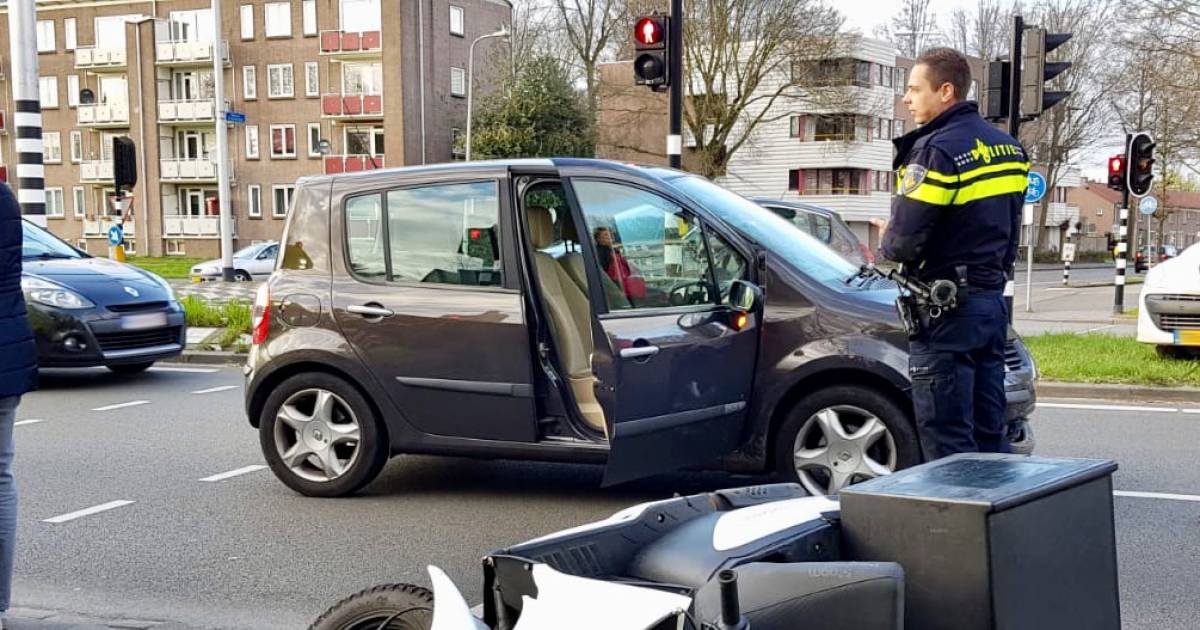 Automobiliste naar ziekenhuis na eenzijdig ongeval.